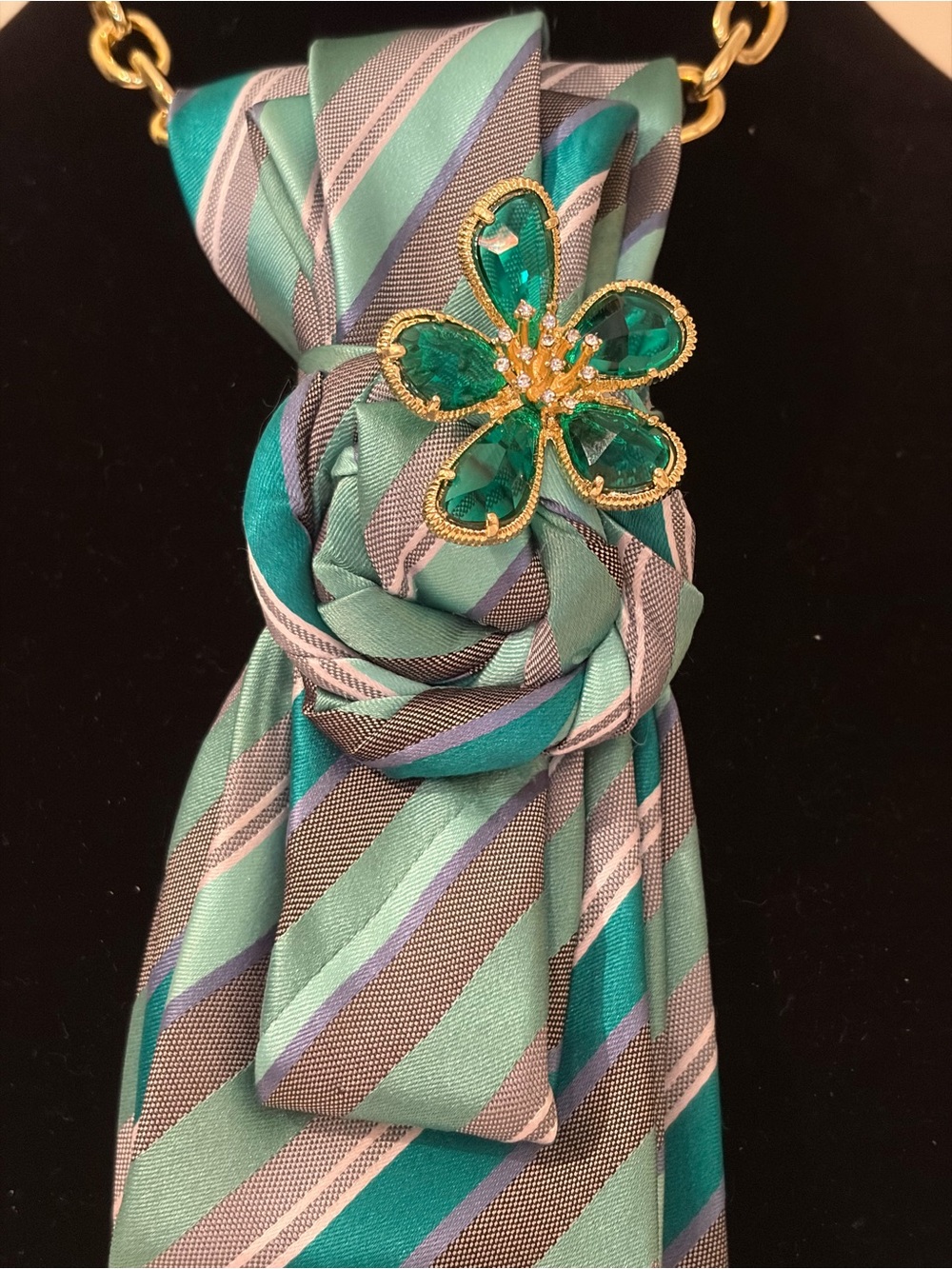 GEOFFREY BEENE 100% Silk S triped Teal & Mint Neck Tie with Emerald Flower Pin